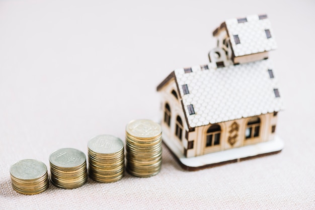 Comparing the Benefits and Drawbacks: Home Equity Loan vs. HELOC